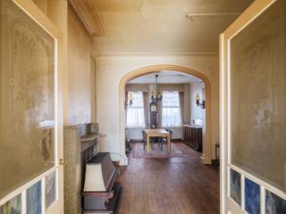 <strong>Karaktervolle interbellumwoning met uitzonderlijke stadstuin nabij de Coupure</strong><br /><br />Op een gegeerde locatie <strong>nabij de Coupure </strong>bevindt zich deze <strong>te renoveren interbellumwoning</strong>, waar authentiek karakter, royale volumes en een <strong>uitzonderlijke buitenruimte</strong> samenkomen.<br /><br />De woning is gelegen op een <strong>perceel van 246 m²</strong> en biedt een <strong>bruikbare vloeroppervlakte van ca. 248 m²</strong>, exclusief kelder en zolder. Achter de karaktervolle gevel schuilt een lichtrijke woning met mooie verhoudingen, authentieke elementen en tal van mogelijkheden om ze naar eigen inzicht vorm te geven.<br /><br />Met vijf slaapkamers, een ruime zolderverdieping en vooral een gunstig georiënteerde<strong> stadstuin van ca. 142 m² </strong>beschikt de woning over alle troeven voor een bijzondere gezinswoning in de stad.<br /><br /><strong>Een eigendom met ziel en potentieel, voor wie ruimte, karakter en een uitzonderlijke tuin wil combineren op een geliefde locatie nabij de Gentse binnenstad.</strong><br /><br /><em>Voor meer info: mail naar info@carloeggermont.be</em>