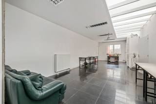 TE KOOP: een zeer ruime praktijkruimte van 342 m², gelegen op een uitstekende locatie nabij de Stationsstraat te Sint-Niklaas, in een...