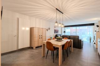 Ontdek dit uniek en ruim 3-slaapkamerappartement gelegen op de 1ste verdieping van de residentie Onyx, vlakbij het stadscentrum van Oostende...