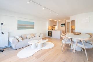 <p>Appartement de vacances élégant situé dans la Lippenslaan à Knokke-Heist, à courte distance de la mer. L’appartement est fini avec des matériaux de haute qualité et un souci du détail. Le séjour lumineux avec de grandes baies vitrées est doté d’un parquet en chêne et de stores lamellaires aux fenêtres.</p>
<p>Le hall d’entrée donne accès à des toilettes pour invités et à un débarras avec machine à laver/sèche-linge. Le salon et la salle à manger sont aménagés avec goût et s’ouvrent sur une cuisine moderne entièrement équipée avec un plan de travail en marbre et tous les appareils nécessaires.</p>
<p>L’appartement dispose de deux chambres, chacune avec accès à une terrasse ensoleillée. La chambre principale est équipée d’un grand dressing intégré et d’une salle de bains avec baignoire, douche combinée et double lavabo. La deuxième chambre comprend un lit supplémentaire et une douche séparée avec lavabo.</p>
<p>Tous les meubles, téléviseurs, accessoires, linge de lit et de bain sont inclus dans le prix de vente. Grande cave spacieuse.</p>