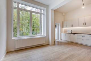 Gelegen in de Bronstraat, in een rustige buurt nabij de Louizalaan, biedt dit ruime en lichtrijke appartement modern wooncomfort met een vleugje...