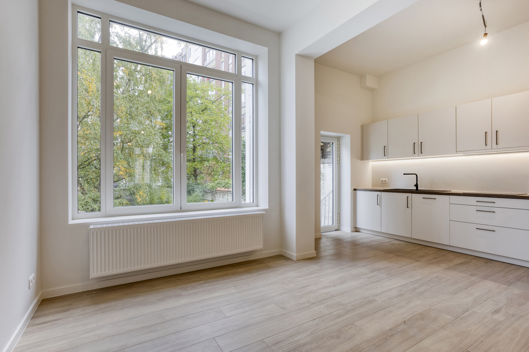 Prachtig gerenoveerd 2-slaapkamerappartement met tuin - foto 3