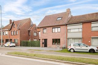 Deze gerenoveerde halfvrijstaande gezinswoning is gelegen nabij het centrum van Bree. De woning beschikt over een praktische indeling, een...