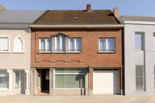 Deze INSTAPKLARE WONING met GARAGE is gelegen in het centrum van Meulebeke met name in de Regentiestraat 6 op een perceel van 125 m² en met...