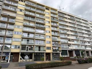 <h1>Gerenoveerd appartement met 2 slaapkamers, terras, garagebox en berging nabij het centrum van Genk</h1>
<p><strong>Reinpadstraat 13 bus 3 – Genk</strong></p>
<p>Op een centrale en gunstige locatie nabij het centrum van Genk bevindt zich dit <strong>gerenoveerde appartement van 86 m²</strong>, gelegen op de eerste verdieping van Residentie Breughel.</p>
<p>Het appartement werd grondig aangepakt en beschikt onder meer over een <strong>volledig vernieuwde keuken, nieuwe badkamer, nieuw toilet, nieuwe vloerafwerking en opnieuw afgewerkte en geschilderde muren</strong>. Hierdoor is het pand grotendeels instapklaar. Er dienen enkel nog enkele beperkte afwerkingen te gebeuren, zoals het plaatsen van verlichting en eventueel het vernieuwen van de boiler, zodat de koper het appartement naar eigen wens verder kan finaliseren.</p>
<p>Een bijkomende troef zijn de <strong>twee terrassen</strong>, waarvan één aan de zuidzijde en één aan de westzijde, evenals de <strong>ruime garagebox en aparte kelderberging</strong>.</p>
<h3>Indeling</h3>
<p>De lichtrijke leefruimte geniet dankzij de grote raampartijen van een aangename natuurlijke lichtinval en biedt rechtstreeks toegang tot de terrassen. De zuid- en westoriëntatie zorgen voor een aangename buitenruimte en veel natuurlijke lichtinval gedurende de dag.</p>
<p>Het appartement omvat:</p>
<ul>
<li>
<p>inkomhal;</p>
</li>
<li>
<p>ruime en lichtrijke leefruimte;</p>
</li>
<li>
<p><strong>nieuwe keuken</strong>;</p>
</li>
<li>
<p>2 volwaardige slaapkamers;</p>
</li>
<li>
<p><strong>nieuwe badkamer</strong>;</p>
</li>
<li>
<p>afzonderlijk toilet;</p>
</li>
<li>
<p>2 terrassen;</p>
</li>
<li>
<p>kelderberging.</p>
</li>
</ul>
<p>Daarnaast beschikt het appartement over een <strong>ruime garagebox</strong>.</p>
<h3>Technische troeven</h3>
<ul>
<li>
<p>elektrische installatie <strong>conform</strong>;</p>
</li>
<li>
<p><strong>EPC-label B</strong>;</p>
</li>
<li>
<p>lift aanwezig in de residentie.</p>
</li>
</ul>
<h3>Centrale ligging</h3>
<p>De Reinpadstraat bevindt zich aan het centrum van <strong>Genk</strong>, met winkels, horeca, scholen, diensten en openbaar vervoer in de directe omgeving. Ook de belangrijkste verbindingswegen zijn vlot bereikbaar.</p>
<h3>Interessante opportuniteit</h3>
<p>Dankzij de recente renovatie, het gunstige EPC-label, de twee terrassen en de combinatie van een <strong>garagebox en kelderberging</strong> is dit appartement een interessante opportuniteit voor zowel <strong>eigen bewoning als investering</strong>.</p>
<p><strong>Voor meer info en/of een bezichtiging: info@jansenrealestate.be of 011/39 90 50.</strong></p>