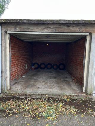 Parkeerproblemen ook beu of op zoek naar een goede investering? Dan is dit uw kans! 2 afgesloten garageboxen te koop à 19.500 EUR per stuk. Ook...