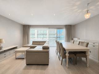 Recent en energiezuinig appartement met 2 slaapkamers en een leuk terras, rustig gelegen in een recent gebouw nabij de vernieuwde jachthaven te Zeebrugge. <br /><br />Indeling: inkomhal met apart toilet, een ruime woonkamer met veel licht dat uitgeeft op een mooi terras aan de voorkant. Verder nog een ingerichte open keuken, een aparte berging met aansluiting voor WM/DK, twee slaapkamers en een mooie badkamer met inloopdouche.<br /><br />Maandelijkse huurprijs: € 795 huur + € 55 syndicuskosten. <br /><br />Meer informatie of een vrijblijvend bezoek? <br />Contacteer Willem Cauwels op het nummer 050/89.27.70.
