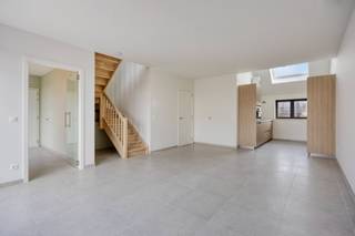 <span>Residentie Marguerite telt </span><strong>7 nieuwbouwappartementen</strong><span> met 1 tot 3 slaapkamers, waaronder een grote studio met 1 slaapkamer en een duplex penthouse met 2 slaapkamers. De appartementen zijn voorzien van een ruim terras. Je woont er in een leuke buurt op een toplocatie langs de Maria Theresiastraat in hartje Leuven. Op het gelijkvloers zullen kantoren gevestigd zijn. De </span><strong>oplevering</strong><span> zal voorzien zijn in de </span><strong>zomer van 2024</strong><span>.</span><br /><br /><span>Residentie Marguerite is gelegen op een unieke locatie, op wandelafstand van het station en van het gekende Ladeuzeplein. In de directe omgeving vind je tal van cafés, restaurants en supermarkten. De gezellige Oude Markt bevindt zich op 4 minuten fietsen. In enkele naburige parkjes kan je genieten van de rust. De ruime avondzonterrassen bieden je een prachtig zicht op de bibliotheektoren.</span><br /><br /><span>Marguerite is een duurzaam woonproject. De ruime appartementen zijn ingericht met focus op een lage energiebehoefte en een optimaal gebruikerscomfort. Alle entiteiten voldoen aan de BEN-norm (Bijna Energie Neutraal) van het Vlaams Energie Agentschap. De stijlvol ingerichte appartementen worden op een hoogwaardige manier afgewerkt volgens de laatste, hedendaagse standaarden. De kelder voorziet voor iedere bewoner een berging met fietsenstalling. Je geniet van alle comfort en toegankelijkheid van het wonen in de binnenstad.</span><br /><br /><span>Interesse? Vraag meer info aan en we helpen je verder.</span><br /><br /><strong>info@immogve.be</strong><br /><strong>016 56 56 14</strong>