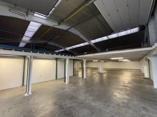 Entrepôt à louer d'environ 1 260 m² dans la zone industrielle de Kuurne. Spécifications : - Sol en béton ciré- Isolation du toit- Portail...