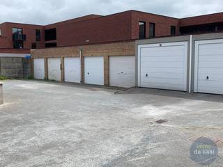 Dubbele garagebox (achter elkaar) - 2.8m breed en 11.60m diep. Voorzien van een manuele poort. <br />Gelegen op het binnenplein van het gebouw. Veel ruimte om in te rijden. Onmiddellijk vrij