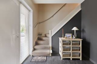 Kom kijken en ontdek het huis zelf! Rustig gelegen in een doodlopende straat in Izegem, biedt deze verzorgde en instapklare gezinswoning de perfecte combinatie van ruimte en energiezuinig wonen. Dankzij de kwalitatieve renovaties, de geïsoleerde zolder en de 12 zonnepanelen (2017) geniet u van een gunstig EPC-label C. De sfeervolle leefruimte met modern spanplafond, de regenwaterput van 10.000 liter en de volledig afgesloten tuin maken dit de ideale thuis voor gezinnen die op zoek zijn naar zorgeloos woonplezier op een top locatie.Indeling van de woning:Gelijkvloers:-inkomhal met gastentoilet-ruime en lichtrijke leefruimte-volledig uitgeruste keuken-garage met aansluiting voor wasmachine en inmaakkasten-droge kelderEerste verdieping:-2 ruime dubbele slaapkamers-1 zeer ruime slaapkamer met mogelijkheid tot het creëren van 2 afzonderlijke kamers-badkamer voorzien van ligbad, douche, toilet en dubbele lavabo-bergingTweede verdieping:-geïsoleerde zolder Buiten: -volledig afgesloten en onderhoudsvriendelijke tuin met tuinhuis-carport-aangelegde voortuinTroeven van de woning:-regenwaterput van 10.000 liter-talrijke kwalitatieve renovaties uitgevoerd-zonnepanelen (12 panelen)-centrale ligging in een doodlopende straat Dit huis zal u ongetwijfeld weten te overtuigen dankzij haar royale ruimtes, praktische indeling en verzorgde afwerkingsgraad. Een ideale gezinswoning waar u jarenlang zorgeloos kunt wonen. Contacteer ons snel en maak een afspraak! De eigendom wordt aangeboden via de Pre-sale formule. Op 04/07/2026 tussen 10:00 en 12:00 kan u de woning op afspraak komen bezichtigen en een bod uitbrengen. De vermelde prijs is een instelprijs. Voor meer info, gelieve contact op te nemen met de dossierverantwoordelijke.Bestuursmaatregelen in het maatregelenregister: nee