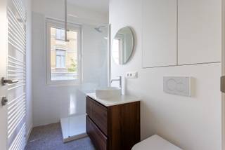 In een volledig gerenoveerd gebouw aan de Gitschotellei 203 bevindt zich dit instapklare appartement op de eerste verdieping. Met een oppervlakte...