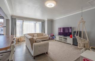 This move-in ready apartment with parking in Sint-Jans-Molenbeek is situated in the well-maintained Sleutelplas residence on the second floor,...