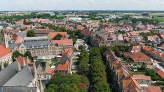 Een toppertje binnen deze nieuwbouwresidentie.<br /><br />Het zonneterras ligt owv de helling van het dak compleet uit de wind waardoor u maximaal kan genieten van de zonnestralen! <br /><br />Binnenin dit appartement is er een entiteit die multifunctioneel kan gebruikt worden: bureel, dressing, strijk- en wasruimte,...<br /><br />Op de benedenverdieping kan u een kelder aankopen mits supplement.<br /> 