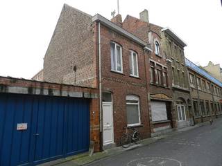 <p>Te huur: karaktervolle gesloten woning in de Goudenpoortstraat, hartje centrum Ieper, op wandelafstand van scholen en openbaar vervoer.</p>

<p> </p>

<p>Deze woning biedt een solide basis en een centrale ligging, ideaal voor wie het stadsleven wil combineren met een praktische indeling. Met drie slaapkamers, een gezellige woonkamer en een functionele keuken is dit een huis dat uitnodigt tot verdere modernisering. De nabijheid van winkels, scholen en het station maakt het een uitstekende keuze voor gezinnen of koppels.</p>

<p> </p>

<p>Belangrijkste ruimtes:<br />• Woonkamer met oostelijke oriëntatie en natuurlijke lichtinval.<br />• Keuken met spoelbak, dampkap, koelkast met vriesvak en gasfornuis.<br />• Badkamer met douche, toilet, thermostatische kraan en wastafel in meubel.<br />• Drie slaapkamers.<br />• Wasplaats met aansluiting voor wasmachine.<br />• Zolderruimte voor extra opslag.</p>

<p> </p>

<p>Troeven:<br />• Centrale ligging in het historische centrum van Ieper.<br />• Op wandelafstand van scholen en openbaar vervoer.</p>

<p> </p>

<p>Neem vandaag nog contact op met je ERA-makelaar voor een bezoek.</p>

<p> </p>

<p>JOUW DROOMHUIS. ZO GEVONDEN!</p>