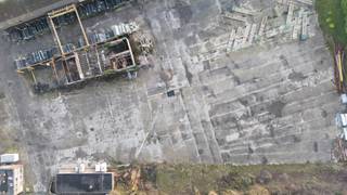 Dit terrein beschikt over een volledig gebetonneerd en zeer ruim buitenterrein van in totaal circa 6.200m², perfect voor buitenstockage. Het...