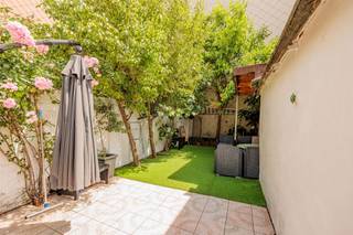<p><span>Ruime gezinswoning met 4 slaapkamers en zonnige tuin in Borgerhout</span></p><p><span>Op zoek naar een </span><span>ruime woning met tal van mogelijkheden</span><span> op een centrale locatie? Dan is deze karaktervolle woning in Borgerhout zeker een bezoek waard. Met een </span><span>bruikbare vloeroppervlakte van 198 m² </span><span>(cfr. EPC) beschikt deze woning over vier volwaardige slaapkamers, aangename leefruimtes en een ruime tuin, ideaal voor gezinnen of koppels die op zoek zijn naar extra ruimte.</span></p><p><span>De woning is ingedeeld over meerdere verdiepingen en combineert </span><span>royale volumes met een praktische indeling</span><span>. De leefruimte geniet van veel natuurlijk licht en biedt voldoende plaats voor zowel een zithoek als een eetruimte. Aansluitend bevindt zich de volledig uitgeruste keuken met ruim werkblad, voldoende opbergkasten en plaats voor een gezellige eethoek.</span></p><p><span>Op de verdiepingen bevinden zich vier ruime slaapkamers die flexibel kunnen worden ingericht als slaapkamer, dressing, bureau of hobbyruimte. De badkamer werd vernieuwd en beschikt over een ruime inloopdouche, wastafel en toilet.</span></p><p><span>Achteraan bevindt zich een ruime tuin waar je in alle rust kan genieten van het buitenleven.</span></p><p><span>Indeling:</span></p><ul><li><span>Gelijkvloers: </span></li></ul><p><span>- Inkomhal </span></p><p><span>- Leef- en eetruimte </span></p><p><span>- Salon</span></p><p><span>- Ingerichte keuken </span></p><p><span>- Badkamer 1 met inloopdouche en toilet</span></p><p><span>- Toegang tot de tuin </span></p><ul><li><span>Verdieping 1: </span></li></ul><p><span>- 2 slaapkamers </span></p><p><span>- Badkamer 2 met inloopdouche, wastafel en toilet </span></p><ul><li><span>Verdieping 2: </span></li></ul><p><span>- 2 slaapkamers </span></p><p><span>Bijzonderheden:</span></p><ul><li><span>4 volwaardige slaapkamers </span></li><li><span>Ruime tuin </span></li><li><span>Centrale ligging nabij winkels, scholen en openbaar vervoer </span></li><li><span>Tal van mogelijkheden</span></li><li><span>Asbestveilig</span></li></ul><p><span> </span></p><p><span>Ben jij geïnteresseerd in deze woning te koop in Borgerhout, ben je op zoek naar ander vastgoed, een investering of wens je de waarde van jouw eigendom te kennen? Dan ben je bij BOLT immo aan het juiste adres! Wij helpen jou graag verder.</span></p>