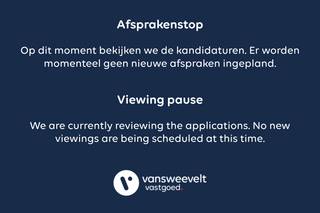 <strong><strong>Gelijkvloers appartement met 2 slaapkamers, overdekt terras, tuin met tuinberging, 2e terras, autostaanplaats, fietsstaanplaats en kelderberging. Beschikbaar: onmiddellijk. EPC: E40 (label A). Gemeenschappelijke kosten: €75,00 (provisie).<br /></strong></strong>
<p><strong>Ligging</strong><em><strong>:</strong></em><span> centraal gelegen nabij het centrum van Turnhout, met vlotte verbinding naar invalswegen en omliggende gemeenten.</span></p>
<p><strong>Indeling</strong><em><strong>: </strong></em>inkomhal, leefruimte met open keuken, 2 slaapkamers, badkamer, apart toilet, technische berging/wasplaats, overdekt terras, tuin met tuinberging, 2e terras, autostaanplaats en kelderberging.</p>
<p><span><strong>Beschrijving</strong></span><em><strong>: </strong></em>U betreedt het gelijkvloers appartement via de inkomhal met technische berging/wasplaats, met aansluitend de leefruimte met open keuken met keukeneiland. De keuken is uitgerust met inductie-kookplaat, dampkap, combi-oven en vaatwasser. Via de nachthal heeft u toegang tot de 2 slaapkamers, de badkamer en het apart toilet. De badkamer is voorzien van een inloopdouche en een lavabo in een meubel. Vooraan het appartement bevindt zich een overdekt oost-georiënteerd terras. De west-georiënteerde tuin met terras en tuinberging bevindt zich achteraan het appartement. Beide zijn toegankelijk via de leefruimte. Verder is er nog een autostaanplaats, privé fietsstaanplaats en kelderberging aanwezig.</p>