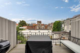 <p><span>Gelegen tussen het Botanisch Tuin en Madou, op de 2e en 3e verdieping van een neoklassiek gebouw met 3 verdiepingen, bieden we dit prachtige appartement met 2 slaapkamers van 129 m² + terras. Op de tweede verdieping: een grote woonkamer met toegang tot het terras, een eetkamer, een aparte keuken en een apart toilet. Op de derde verdieping: een doucheruimte met toilet, twee grote slaapkamers en een mezzanine. EPC: C-. Elektriciteit conform. Volledig gerenoveerd in 2021. Dit appartement zal u bekoren door zijn lichtinval, zijn architectuur en zijn locatie. Absoluut een bezichtiging waard!</span></p>