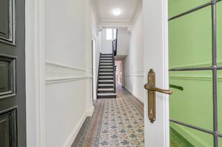 PRACHTIG GERENOVEERDE HERENWONING MET ZUIDERSE TUIN je voelt de vibe en de sfeer vanaf je deze lichtrijke speciale woning betreedt charmante inkomhal...