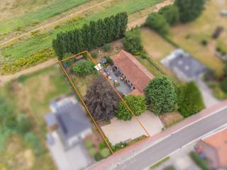 Deze bouwgrond biedt een uitstekende opportuniteit voor wie zijn droomwoning wil realiseren op een gunstige locatie in Sint-Pieters-Leeuw. Dankzij de ruime bouwvoorschriften beschikt het perceel over tal van mogelijkheden om een hedendaagse en comfortabele gezinswoning te bouwen.
Het perceel laat een bouwbreedte van 9,18 meter toe, met een maximale bouwdiepte van 17 meter op het gelijkvloers en 12 meter op de eerste verdieping. Er kunnen twee volwaardige bouwlagen, exclusief de dakverdieping, worden opgericht. De woning dient ingeplant te worden op een afstand van minimaal 10 meter en maximaal 13 meter vanaf de rooilijn, wat extra flexibiliteit biedt bij de inplanting van de woning op het perceel. Daarnaast bedraagt de maximale kroonlijsthoogte 6 meter en de maximale nokhoogte 9,50 meter, waardoor er ruime mogelijkheden zijn voor het realiseren van een stijlvolle en functionele woning.
Deze bouwgrond vormt de ideale basis voor wie op zoek is naar een perceel met uitstekende bouwmogelijkheden en de vrijheid om een woning volledig naar eigen smaak te realiseren.