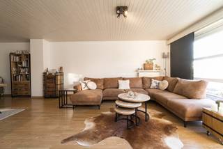 Deze handelsruimte met bovenliggend appartement is centraal gelegen op een boogscheut van het centrum van Geel. De handelsruimte is momenteel ingericht als frituur met eetgelegenheid en omvat een verbruikszaal, afzonderlijke toiletten, afzonderlijke ingerichte keuken, berging met koelcel, garage met automatische poort. De handelsruimte staat in verbinding met een centrale, afzonderlijke inkomhal voor het bovenliggend appartement. Hier vindt u een woonkamer, eetkamer, keuken, wasplaats, badkamer en 3 ruime slaapkamers.<br /><br />Indeling:<br /><br />Handelsruimte:<br />Via een afzonderlijke ingang aan de straatzijde heeft u toegang tot de handelsruimte. Deze is momenteel ingericht als frituur met verbruikszaal maar kan ook perfect voor andere beroepen ingericht worden. Achteraan de verbruikszaal is een afzonderlijk toilet voor cliënteel aanwezig. Aan de achterzijde van de handelsruimte is een afzonderlijke, volledig ingerichte keuken voorzien waar alle voorbereidingen voor de horeca-inrichting worden getroffen. Verder is er gelijkvloers nog een afzonderlijke badkamer met douche, toilet en wastafel, een koelcel en afzonderlijke bergruimte. Daarnaast nog een aparte garage met automatische poort, te bereiken via de achterzijde van het gebouw.<br /><br />Appartement:<br />Het appartement beschikt over een afzonderlijk huisnummer (25A) en heeft op zijn beurt dus ook een afzonderlijke inkomhal op het gelijkvloers. Op de eerste verdieping treft u een ruime, lichtrijke woonkamer. Deze is opgedeeld in een gezellige zithoek en zonovergoten eetkamer. Aanpalend vindt u een ingerichte keuken, voorzien van alle modern comfort. Op de nachthal vindt u twee ruime slaapkamers voorzien van rolluiken, een badkamer met ligbad en wastafel en een afzonderlijk toilet. Op de tweede verdieping een afgewerkte zolderkamer bereikbaar via een vaste trap. Deze is op dit moment in gebruik als derde slaapkamer en hobbyruimte.<br /><br />Terras en tuin:<br />Buiten vindt u nog een buitenkoer met handige tuinberging en de doorrit vanuit de garage naar de achterliggende straat.<br /><br />Buitengewone kenmerken:<br />* 39 zonnepanelen aanwezig<br />* Gunstige EPC-scores voor beide huisnummers<br />* Airco aanwezig in handelsruimte, living en grootste slaapkamer<br />* Overname handelsfonds bespreekbaar<br />* Voldoende parkeermogelijkheid voor de deur