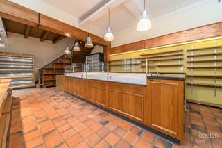 VEURNE: Karaktervol eigendom, type herenwoning, in het bruisende hart van Veurne-centrum, met een waaier van mogelijkheden!Wat ooit nog deel...