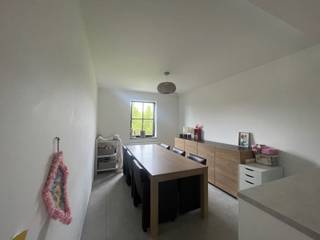 EERSTE VERDIEPINGAppartement nabij het centrum van Westmalle. Beschr: inkom, woonkamer met leefkeuken, berging, badkamer, apart toilet, 2...