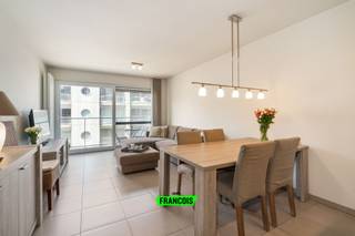 Welkom in dit prachtig instapklaar appartement, gelegen op een toplocatie in de geliefde Gouden Driehoek van Mariakerke (Oostende)! Dit...