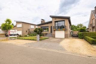 Rustig gelegen open bebouwing, gerenoveerd vanaf 2021 met o.a. 4 slaapkamers, inpandige garage en zuidgerichte tuin.Indeling GLV: inkomhal; apart...