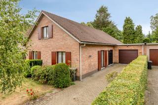 Deze prachtige woning is ideaal gelegen op de Poeldreef in gegeerde buurt te Hoogboom - Kapellen. Deze wijk op de grens Kapellen-Brasschaat geeft een unieke mix van rust én bereikbaarheid t.o.v. invalswegen, openbaar vervoer, scholen, etc. <br /><br />De woning is door de jaren heen altijd heel goed onderhouden en vormt de perfecte basis voor wie ze naar eigen smaak wil moderniseren.<br /><br />Via de royale inkomhal betreedt u de woning. De gezellige en lichtrijke leefruimte heeft een directe en mooie connectie met de tuin en het terras. Aansluitend bevindt zich de keuken met zicht op het groen en toegang tot de garage. Verder telt het gelijkvloers drie slaapkamers en een badkamer met vernieuwde douche alsook gastentoilet. Via een vlizotrap in een vierde kamer bereikt u de af te werken verdieping die heel wat mogelijkheden biedt: extra slaapkamers, bureau, bijkomende studio, etc. <br /><br />Last but not least is het perceel Zuidwest gelegen. Gezellige zomeravonden en apero-momentjes gegarandeerd in de riante tuin van ca. 1760 m². Hier is tevens een aparte garage/werkplaats voorzien. Ook biedt het perceel vooraan heel wat parkeergelegenheid. <br /><br />Diverse: <br />-EPC label C: 293 kWh/m² <br />- aparte werkplaats/garage in tuin <br />- Zuidwest georiënteerd perceel van ca. 1.760 m²<br />- Ruime parkeergelegenheid op eigen terrein<br /><br />Dit pand te koop is een zeldzame kans voor wie droomt van ruimte, groen en comfortabel gelijkvloers wonen op een absolute toplocatie. Interesse in een afspraak? Contacteer ons via   03 666 66 66  of kapellen@dewaele.com. <br /><br />Bestuursmaatregelen in het maatregelenregister: nee
