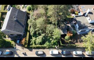 <p><span>Bouwgrond met een oppervlakte van 796m² met zuidgerichte achterzijde in Kapellen.</span></p><p><span>Op zoek naar een bouwgrond om uw droomwoning te realiseren?<br />In de Oude weg ter hoogte van nummer 40 in Kapellen bieden wij dit mooie perceel aan.</span></p><p><span>De bouwgrond heeft een breedte van 16 meter en een diepte van 57 meter. </span></p><p><span>Dankzij de zuidelijke oriëntatie van de achtergevel geniet u optimaal van de zon in de toekomstige tuin en leefruimtes.</span></p><p><span> </span></p><p><span>Plaatsing </span></p><p><span>- Voorgevel op minimum 6,00 meter uit de voorste perceelsgrens of in lijn met andere woningen of volgens rooilijnplan </span></p><p><span>- Zijgevels op 3,00 meter van de zijdelingse perceelsgrenzen </span></p><p><span> </span></p><p><span>Bouwdiepte </span></p><p><span>- Gelijkvloers 17,00 meter, indien er nog 10,00 meter tuin blijft </span></p><p><span> </span></p><p><span> bouwhoogte </span></p><p><span>- Kroonlijst maximum 7,00 meter en nok maximum 12,00 meter hoog, bij een plat dak maximum 7,00 meter hoog </span></p><p><span> </span></p><p><span>Bouwbreedte </span></p><p><span>- </span><span>minimum 8,00 meter </span></p><p><span> </span></p>