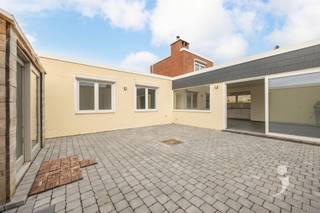 <p><span>Volledig gerenoveerde woning in zeer rustige woonwijk.</span></p><p><span>Deze woning werd enkele jaren geleden volledig gerenoveerd.</span></p><p><span>Ze bestaat uit een inkomhal, ruime leefruimte met open keuken en bergruimte.</span></p><p><span>Een nachthal met op het gelijkvloers 3 mooie slaapkamers, en op de verdieping tevens een extra slaapkamer.</span></p><p><span>Tevens bevinden zich op de nachthal een badkamer met douche, afzonderlijk toilet en een bergruimte.</span></p><p><span>Een zonnige koer met tuinberging vormen de buitenruimte van deze woning.</span></p><p><span>Daarnaast beschikt de woning tevens over een garagebox, vlak achter de woning.</span></p><p><span> </span></p><p><span>Dit huis is gelegen in een fijne woonwijk, dicht bij centrum Herent.</span></p><p><span>Onmiddelijk beschikbaar! Verbruik van energie is niet inclusief in de huurprijs.</span></p><p><span>Deze woning is enkel te huur voor langere duur.</span></p><p><span> </span></p><p><span>Interesse? </span></p><p><span>Vraag uw bezoek aan via onze website.</span></p>