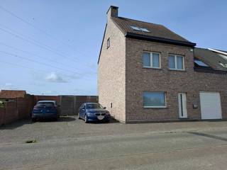Ruime halfopen gezinswoning met landelijke ligging in Leest.Volledig gerenoveerde woning (2009–2014) gelegen in een groene omgeving met voor- en...