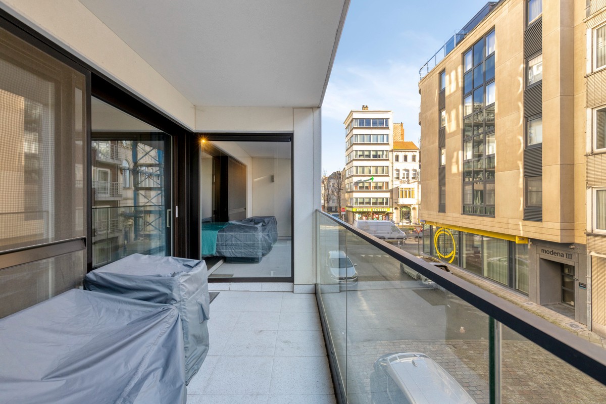 Stijlvol en energiezuinig 2-slaapkamerappartement met zonneterras op topligging nabij zee - photo 2