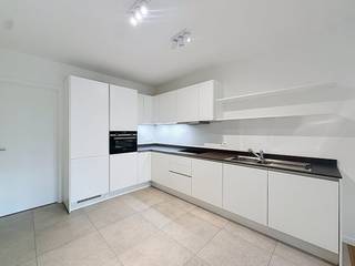 Brussel: Appartement (79m²) met 2 slaapkamers en terrasDit appartement bestaat uit een woonkamer met open en volledig geïnstalleerde keuken, een inkomhal met apart toilet en berging. Daarnaast telt het appartement 2 slaapkamers en een badkamer met dubbele wastafel, toilet en douche. Verder geniet u van een zuidoost-georiënteerd terras (8m²), een kelder en een gemeenschappelijke fietsenstalling.Het appartement is gelegen op de site van Tour &amp; Taxis en bevindt zich in de nabijheid van het openbaar vervoer, winkels en scholen. De maandelijkse lasten (provisie) bedragen 200 euro en omvatten het onderhoud van de gemeenschappelijke delen, de privatieve verwarming en het warm water.Heeft u interesse? Dien dan vandaag nog uw bezoekaanvraag in via onze website.