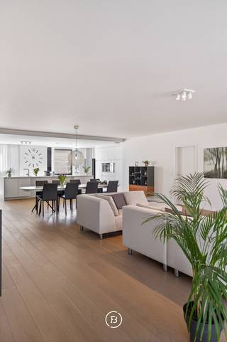 Deze eigendom wordt verkocht via het “Close the Deal”-systeem met een startprijs van € 589.000.<br />Elke kandidaat-koper kan een bod uitbrengen boven deze startprijs tot dinsdag 22 september 2026 om 18u00.<br /><br />Uniek bezoekmoment: zaterdag 19 september 2026 van 10u00 tot 12u00 (op afspraak).<br /><br />Achter de gevel van Residentie Mondriaan schuilt een bijzonder ruim appartement waar de buitenruimte meteen de toon zet. Een royaal, zuidgericht dakterras van 100 m², groen aangelegd met niet-woekerende bamboe, olijfbomen en lavendel, met charmant open zicht op de kerktoren. De omvang, de zuidoriëntatie en het open karakter geven het appartement een echt penthousegevoel.<br /><br />Gelegen in een kleinschalige residentie beschikt het appartement over een bruto bewoonbare oppervlakte van circa 185 m² en is volledig instapklaar. De voorgevel verwijst subtiel naar het werk van kunstschilder Piet Mondriaan en geeft het gebouw een herkenbare signatuur.<br /><br />Bij aankomst brengt de privétoegang via de lift u rechtstreeks in het appartement. Ingebouwd kastwerk bij de lift zorgt voor een verzorgde en praktische ontvangst. Van daaruit opent het geheel zich naar een ruime leefruimte, waar licht, volume en rust samenkomen.<br /><br />De doorlopende eiken parketvloer, het witte maatwerk en de kwaliteitsdeuren zorgen voor een rustig interieur. Brede raampartijen met hoogrendementsglas brengen het daglicht rijkelijk binnen en versterken het ruimtelijke gevoel. Eetruimte, salon en bureauruimte vormen samen één open leefomgeving, met het royale terras als natuurlijk verlengstuk. In de leefruimte is bovendien de mogelijkheid voorzien om een gashaard aan te sluiten. <br /><br />De keuken sluit volledig aan op de leefruimte en is strak opgevat met wandkasten, een kookeiland met een werkblad van maar liefst 5 m, ingewerkte lades en ingebouwde toestellen van onder meer Smeg en Siemens. <br /><br />Het terras vormt de uitgesproken meerwaarde van dit appartement. Door de oppervlakte, de zuidgerichte oriëntatie en de groenaanleg ontstaat een buitenruimte die verder gaat dan een klassiek terras. De antislip terrastegels, lavendel, niet-woekerende bamboe, olijfbomen, stroomaansluitingen en automatische bewatering maken deze plek geschikt voor dagelijks gebruik, lange avonden buiten en genieten van alle rust en gezelligheid. <br /><br />Het slaapgedeelte is apart ingedeeld. Beide slaapkamers beschikken over een eigen badkamer met wastafelmeubel en inloopdouche. De master heeft daarnaast een ligbad, ingebouwde maatkasten en toegang tot een afzonderlijk balkon. Ook aan praktische details werd gedacht, zoals vliegenramen.<br /><br />Het volledige appartement is voorzien van airco voor zowel koeling als verwarming.<br /><br />Technisch is het appartement optimaal en zorgvuldig uitgerust met automatische screens, ventilatie type C die zich automatisch aanpast, brandalarm, jaarlijks gecontroleerde brandbeveiliging, een Viessmann-gasketel en een berging met aansluitingen voor wasmachine en droogkast.<br /><br />Verder beschikt het appartement over EPC-label A met een energiescore van 84 kWh/m² jaar. <br /><br />Ondergronds is een privatieve staanplaats inbegrepen.<br /><br />Een bijzonder ruim en energiezuinig appartement met een royale private buitenruimte die de woonbeleving hier op een uitzonderlijke manier versterkt.