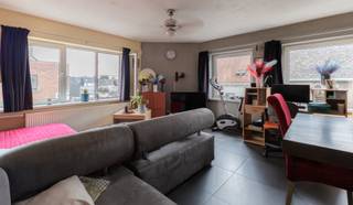 <p>Cet <strong>immeuble de rapport entièrement loué, composé de 3 entités</strong>, constitue une opportunité d’investissement intéressante et combine un espace commercial au rez-de-chaussée avec deux agréables appartements de 2 chambres. L’ensemble du bâtiment est proposé à la vente en un seul lot.<span></span></p>
<p>Grâce à sa situation en angle bien en vue, à l’intersection de la Geraardsbergsestraat et de l’August Marcelstraat, l’espace commercial bénéficie d’une excellente visibilité et d’un bel attrait commercial. Le premier et le deuxième étage accueillent chacun un appartement de 2 chambres d’environ 65 m².</p>
<p>La combinaison d’une affectation commerciale et résidentielle, répartie sur trois entités actuellement louées, rend ce bien particulièrement intéressant en tant qu’investissement. Sa situation centrale à Alost constitue également un atout majeur. Commerces, établissements horeca, transports en commun et de nombreuses autres commodités se trouvent à distance de marche.</p>
<p>Une belle opportunité pour toute personne à la recherche d’un immeuble de rapport entièrement loué, bénéficiant d’un emplacement central et visible à Alost.</p>
<p><strong>PEB :</strong><br />Appartement 1 : 188 kWh/m² – label énergétique B<br />Appartement 2 : 623 kWh/m² – label énergétique F<br />Espace commercial au rez-de-chaussée : label énergétique C.</p>
<p>Vous souhaitez obtenir davantage d’informations sur les revenus locatifs actuels ou planifier une visite ? N’hésitez pas à nous contacter : <strong>info@immo-desk.be</strong> ou <strong>0499/52.58.11</strong>.</p>