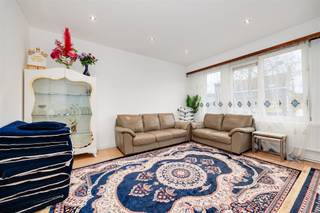 Op de eerste verdieping vinden we dit lichtrijk appartement van ca. 104 m² (cfr. EPC), gerenoveerd in 2024. Het appartement beschikt over een...