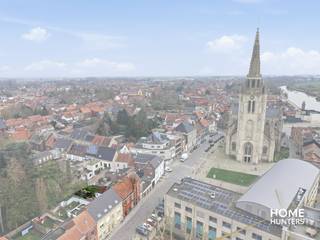 Op een centrale ligging in Wervik, op wandelafstand bevindt zich deze karaktervolle woning met een zee aan mogelijkheden. Ideaal voor wie een renovatieproject zoekt en een woning volledig naar eigen smaak wil afwerken.<br /><br />De woning beschikt over een ruime leefruimte met hoge plafonds en authentieke charme, een keuken met aansluitende veranda die uitkijkt op de tuin, vijf volwaardige slaapkamers en een praktische kelder.<br /><br />Een extra troef is de uitzonderlijk ruime garage van ongeveer 40 m², geschikt voor meerdere wagens, opslag of een hobbyruimte.<br /><br />Dankzij de centrale ligging, de ruime indeling en het karakter vormt deze woning de ideale basis voor een prachtige gezinswoning.<br /><br />Troeven:<br /><br />- Centrale ligging nabij het centrum en de Leie<br />- 5 volwaardige slaapkamers<br />- Garage van ca. 40 m²<br />- Kelder aanwezig<br />- Authentieke elementen en hoge plafonds<br />- Renovatieproject met veel potentieel<br /><br />Interesse? Contacteer ons vandaag nog voor een bezoek en ontdek zelf de mogelijkheden van deze eigendom.