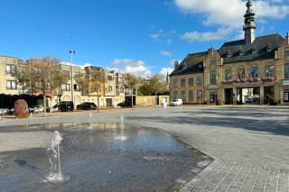 Op een absolute toplocatie, pal op De Markt van Wenduine, bevindt zich deze ruime studio van ca. 42 m². Dankzij de centrale ligging geniet u hier van een prachtig open zicht over het marktplein en bevinden winkels, restaurants, openbaar vervoer en het strand zich allemaal op wandelafstand.<br /><br />U betreedt de studio via de ruime inkomhal, die bovendien voldoende plaats biedt om een praktische slaaphoek in te richten. Vanuit de inkomhal heeft u toegang tot de badkamer en de leefruimte.<br /><br />De badkamer is voorzien van een lavabo, een bad met douchefunctie en een toilet.<br /><br />De lichtrijke leefruimte geniet dankzij het open zicht over De Markt van een aangename en open sfeer en veel lichtinval. Aansluitend bevindt zich de halfopen keuken.<br /><br />Deze studio vormt dankzij haar ruime oppervlakte, instapklare staat en uitzonderlijke ligging een uitstekende uitvalsbasis aan de Belgische kust. Zowel voor eigen gebruik als tweede verblijf biedt deze eigendom tal van mogelijkheden.<br /><br />Meubelen zijn inbegrepen in de prijs. <br />Optioneel is er een garage bij aan te kopen aan de prijs van € 80.000.