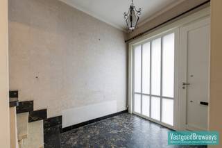 In de charmante dorpskern van Horebeke bevindt zich deze statige, <strong>goed onderhouden</strong> rijwoning met <strong>garage, veranda, terras en tuin</strong>. Deze karaktervolle woning biedt een praktische indeling, mooie volumes en vormt de ideale basis voor wie op zoek is naar een woning met veel potentieel, die nog verder naar eigen smaak kan worden opgefrist.<br /><br />Bij het betreden van de woning komt u binnen in een ruime inkomhal, die meteen de statige uitstraling van deze eigendom benadrukt. Aansluitend bevindt zich de lichtrijke leefruimte, gevolgd door een aparte keuken en een veranda met zicht op de buitenruimte. Verder beschikt de woning op het gelijkvloers over een garage, een terras en een aangename tuin, wat zorgt voor extra comfort en gebruiksgemak.<br /><br />Op de bovenverdieping bevinden zich drie volwaardige slaapkamers en een badkamerruimte.<br />Mits een opfrissing of renovatie kan deze eigendom uitgroeien tot een bijzonder aangename en stijlvolle thuis.<br /><br />Voor meer informatie of een bezoek ter plaatse bel Stefanie op het nummer 055/59 50 10 of email stefanie@vastgoedbrowaeys.be<br /> 