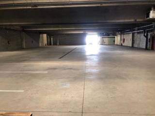 TE HUUR: magazijn van 1.316m² met een vrije hoogte van +/- 5m. Er is een klein kantoor van 158m² met de mogelijkheid om een showroom van 277m² bij te huren. Het magazijn is voorzien van 1 gelijkvloerse poort. Aan de afrit Kontich langs de E19.