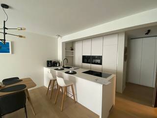 <p>Charmant, ongemeubeld appartement met één slaapkamer gelegen in het centrum van Oostende, op wandelafstand van het strand en het station. Er is een ruime woonkamer aanwezig met een open keuken dat uitgerust is met alle comfort. Dit appartement beschikbaar vanaf 01/10/2026 voor de prijs van €775 aangevuld met €75 voorschot algemene onkosten. Ben je geïnteresseerd in dit pand te huur in Oostende? Ga naar de website www.dermul.be, klik op het pand dat je wenst te huren. Via de knop "ik heb interesse" vragen we u kort een profiel in te vullen. Daarna nemen we contact op voor een bezoek. Telefonisch kunnen er geen afspraken gemaakt worden.</p>