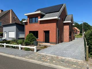 Rustig en energiezuinig wonen in een volledig gerenoveerde woning.Deze prachtig gerenoveerde woning is rustig gelegen op een perceel van 6 are 50 ca...