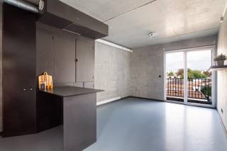 Ideaal gesitueerd tussen Brederode, Markgrave en de Harmoniewijk, bevindt dit 1-slaapkamerappartement zich in een rustige en residentiële omgeving. Het groene Hof Van Leysen ligt op wandelafstand en biedt een aangename plek voor ontspanning. Tegelijk geniet u van een vlotte verbinding met belangrijke invalswegen, openbaar vervoer en het stadscentrum. Een praktische én gegeerde ligging die rustig wonen moeiteloos combineert met de nabijheid van de stad.<br /><br />Dit recente en energiezuinige appartement (bouwjaar 2022), gelegen op de derde verdieping, onderscheidt zich door zijn hedendaagse, industriële uitstraling. De lichtrijke leefruimte vormt één mooi geheel met de moderne open keuken en biedt een aangename setting om te wonen en te ontspannen. Vanuit de leefruimte heeft u rechtstreeks toegang tot het terras aan de rustige achterzijde van het gebouw.<br /><br />Verder beschikt het appartement over één volwaardige slaapkamer en een stijlvolle badkamer met lavabo, toilet en betegelde inloopdouche. De combinatie van de industriële architectuur, het recente bouwjaar en het hedendaagse wooncomfort maakt dit appartement tot een bijzonder aantrekkelijke woonplek.<br /><br />Belangrijkste kenmerken:<br />- Instapklaar en energiezuinig<br />- Elektriciteit volledig conform<br />- Bouwjaar 2022 (verkoop onder registratierechten)<br />- Lage algemene kosten (aparte meters)<br />- Gemeenschappelijke fietsenberging<br />- Privatieve kelderberging<br /><br />Verplichte vermeldingen<br />EPC: 38 kWh/m²<br />P-score: D &amp; G-score: D<br />Stedenbouw: Wg-Vg-Gvkr-Gvv-Gmo