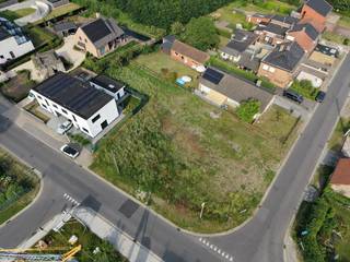 Dit mooi perceel van 484,78 vierkante meter, geschikt voor OPEN BEBOUWING, is gelegen op een TOPlocatie aan het centrum van Ertvelde. De grond bevindt zich aan een leuke woonwijk, met het centrum om de hoek. Het perceel heeft een mooie breedte van 21,05m. Het bouwvlak voor de woning bedraagt 15m x 8m.<br /><br />Meer informatie en alle specifieke details zijn beschikbaar op kantoor!<br />Graag een mail naar hallo@wijsvastgoed.be! We nemen dan spoedig contact op.