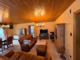 TE KOOP in Gijzegem <br /><br />Ruime, rustig gelegen halfopen gezinswoning. Degelijke goed onderhouden woning die steeds bewoond is. Woning in orde te zetten maar heeft heel veel potentieel. <br /><br />Gelijkvloers: inkomhal (8m²), inpandige garage (20m²,momenteel als extra slaapkamer ingericht), wasruimte met douche (6m²), wc (1,44m²), grote leefruimte-eetkamer (37m²), ruime leefkeuken (18m²), aanpalend aan de keuken heb je een grote veranda (35m²)<br />Verdieping: nachthal (5,5m²),3 grote slaapkamers (23,5m²; 21m² en 14m²) en 1 badkamer (6m² dubbele lavabomeubel, bad en wc)<br />Ruime zolder<br />EPC 488Kwh/m jaar, klasse E<br /><br />Te bezoeken op afspraak: 0498/25 62 05