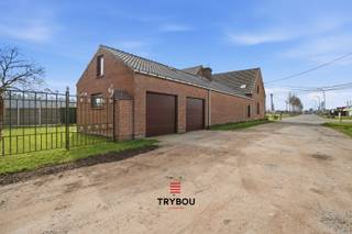 In de Poelkapellestraat 29 te Houthulst vinden we deze charmante halfopen woning terug, gelegen in een rustige en groene omgeving. De woning heeft een prachtig open zicht op de omliggende velden en het naastgelegen bos – ideaal voor wie houdt van rust en natuur, maar toch vlot bereikbaar wil wonen.<br /><br />U komt binnen in een lichtrijke leefruimte met een open en praktische indeling. De woonkamer sluit naadloos aan op de vernieuwde, moderne keuken die voorzien is van kwalitatieve toestellen en een strak design. Dankzij de vele raampartijen geniet u hier van een mooie lichtinval en een aangenaam zicht op de tuin.<br /><br />De woning beschikt over 6 volwaardige slaapkamers, waarvan 1 op het gelijkvloers, 1 in de voute en 4 op de verdieping. Dit maakt de woning perfect geschikt voor grotere gezinnen of voor wie extra ruimte wenst voor een bureau, hobbykamer of logeerkamer. Verder zijn er 2 badkamers, waarvan één praktisch gelegen is op het gelijkvloers en één op de verdieping, wat het wooncomfort aanzienlijk verhoogt.<br /><br />Bijkomend biedt deze woning nog tal van extra troeven zoals een zolder, kelder en een dubbele garage, ideaal voor wagens, fietsen en extra opslagruimte.<br /><br />Buiten geniet u van een ruime tuin waar u in alle rust kan ontspannen met een prachtig open zicht op de velden en het naastgelegen bos. Dit maakt de locatie bijzonder aantrekkelijk voor natuurliefhebbers en gezinnen die op zoek zijn naar ruimte en privacy.<br /><br />Met een EPC-label C biedt deze woning bovendien een goede energieprestatie. De woning is voorzien van 14 zonnepanelen, 2 zonnecollectoren en een zonneboiler van 280 liter. <br /><br />Kortom: een ruime en instapklare gezinswoning op een rustige ligging in Houthulst, met veel potentieel en een prachtig groen kader.<br /><br />📞 Interesse? Contacteer Thijs, Friedel of Nina:<br />📲 051 57 54 61<br />📧 thijs@grouptrybou.be<br />nina@grouptrybou.be<br /> | friedel@grouptrybou.be