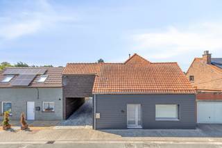 <p>Deze instapklare en smaakvol gerenoveerde gezinswoning biedt een bewoonbare oppervlakte van maar liefst 193 m² en is gelegen op een ruim perceel van 797 m² in een rustige, doodlopende straat met prachtige landelijke vergezichten.</p><p>De woning werd doorheen de jaren grondig gerenoveerd en uitgebreid met een stijlvolle uitbouw, waarin een lichtrijke leefruimte en een centraal gelegen, volledig uitgeruste open keuken het hart van de woning vormen. Dankzij de doordachte indeling geniet u van een aangename woonbeleving met veel natuurlijk licht en een vlotte verbinding tussen binnen en buiten.</p><p>Momenteel beschikt de woning over drie volwaardige slaapkamers, met bovendien de mogelijkheid om eenvoudig extra slaapkamers te creëren, ideaal voor grotere gezinnen of wie nood heeft aan een thuisbureau of hobbyruimte.</p><p>Buiten wacht een fraai aangelegde tuin waar het heerlijk vertoeven is. De talrijke bijgebouwen bieden tal van mogelijkheden en omvatten onder meer een gezellige bar, perfect voor ontspanning of het ontvangen van familie en vrienden. Daarnaast beschikt de eigendom over een ruime carport en voldoende extra bergruimte.</p><p>Met een gunstig EPC-label B, een kwalitatieve afwerking, een royale woonoppervlakte en een rustige ligging in een doodlopende straat combineert deze woning energiezuinig en comfortabel wonen met rust, ruimte en een prachtig landelijk uitzicht.</p>